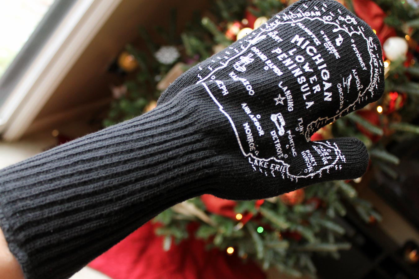 Black L'Oven Mitts from Michigan Mittens! Always have a map on hand - even while baking! // 4 Fun Gift Ideas From Michigan Mittens  (via Wading in Big Shoes)
