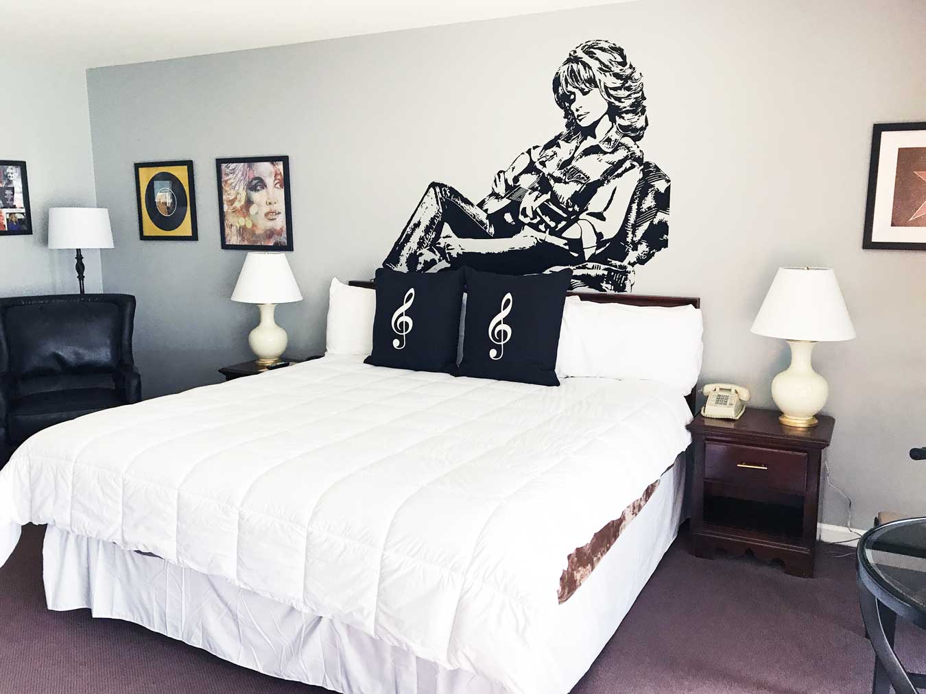 Dolly Parton Themed Room At Don Hall's Guesthouse in Fort Wayne, Indiana - What a fun place to stay! // The Weekend Getaway You've Overlooked: Visit Fort Wayne, Indiana [via Wading in Big Shoes] // Located equidistantly from Chicago, Cincinnati, and Detroit, Fort Wayne, Indiana is a fun midwest destination that captures a perfect blend of city, nature, and local flavors! See what I experienced on my trip to Fort Wayne and learn what makes Indiana's second-largest city the perfect spot for a weekend getaway.