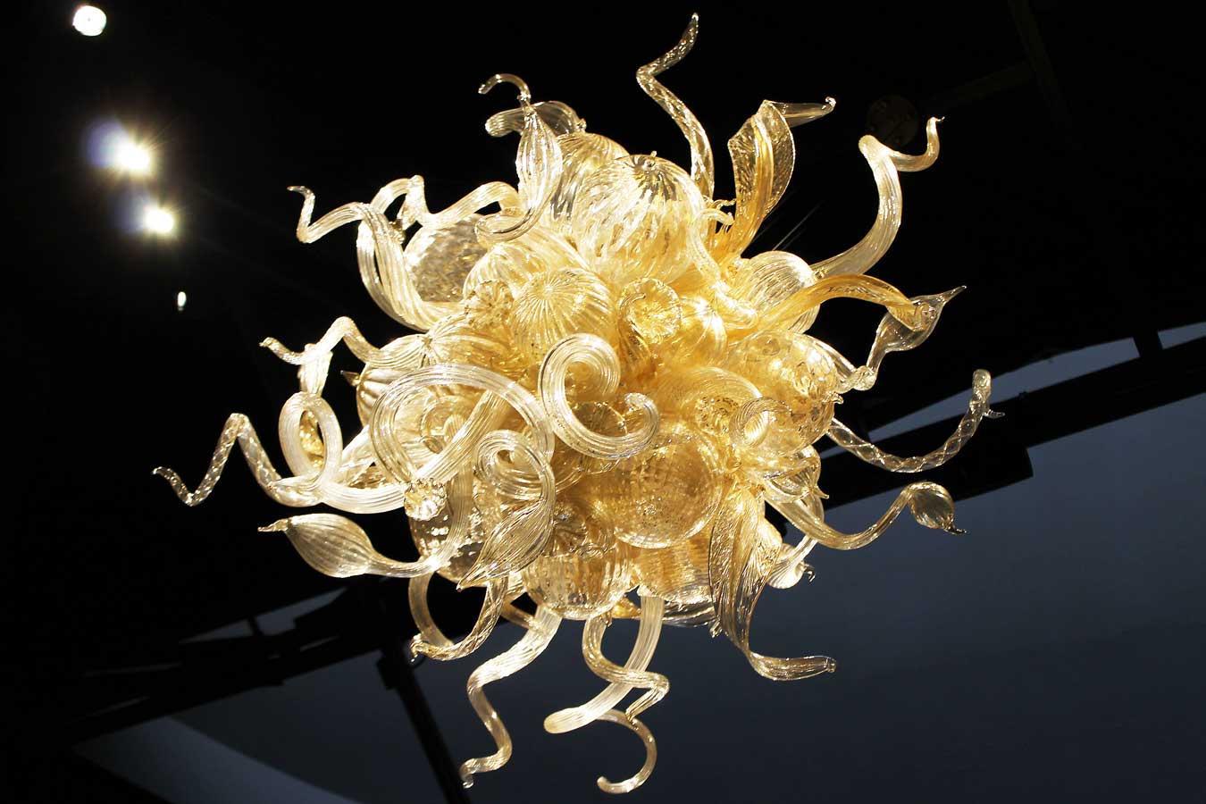 "Lily Gold Chandelier" by Dale Chihuly (at the Fort Wayne Museum of Art) // The Weekend Getaway You've Overlooked: Visit Fort Wayne, Indiana [via Wading in Big Shoes] // Located equidistantly from Chicago, Cincinnati, and Detroit, Fort Wayne, Indiana is a fun midwest destination that captures a perfect blend of city, nature, and local flavors! See what I experienced on my trip to Fort Wayne and learn what makes Indiana's second-largest city the perfect spot for a weekend getaway.